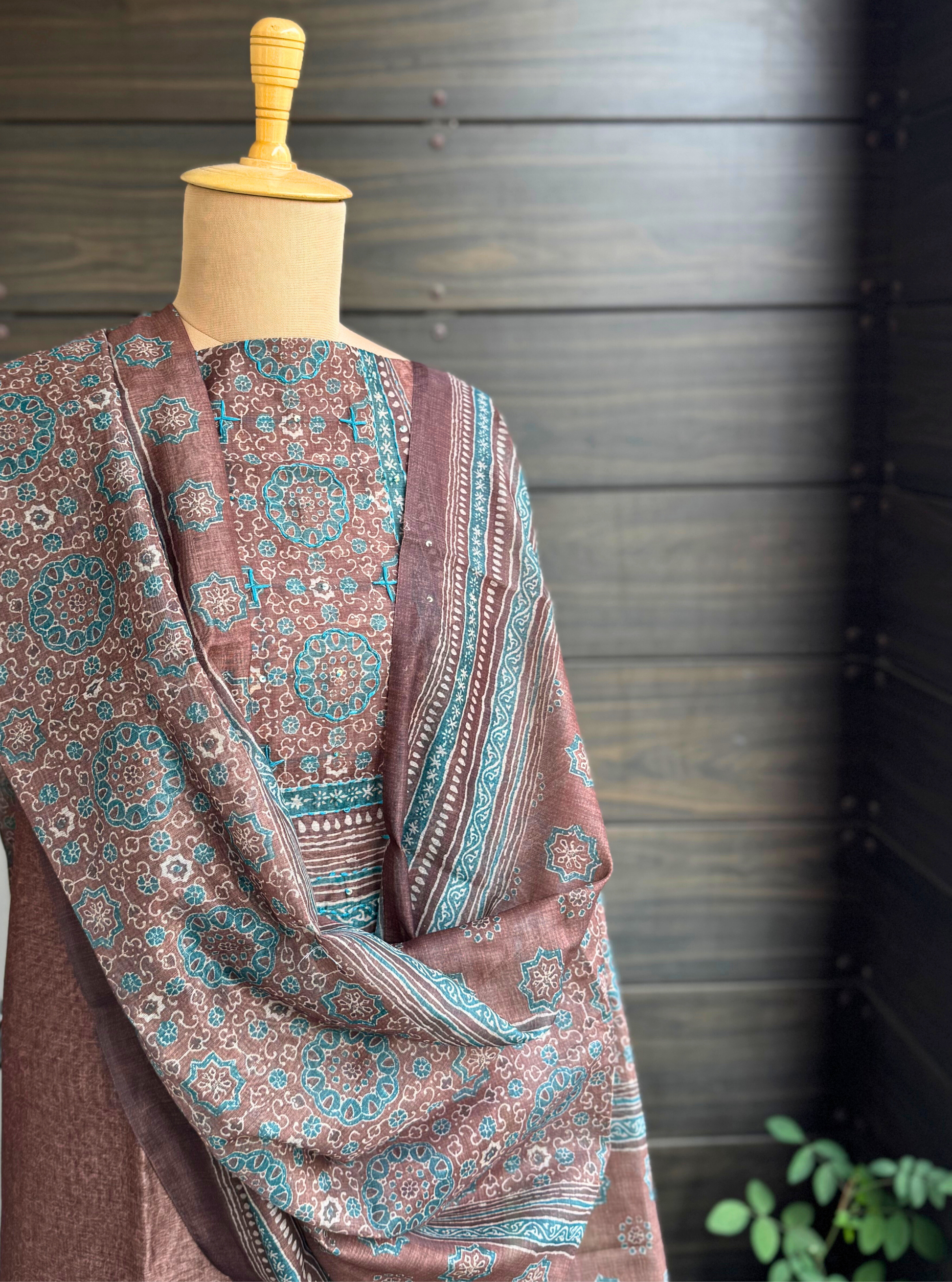 Noor-e-Zameen – Handblocked Chanderi Silk Suit Set